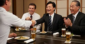 会食での飲酒習慣と健康リスクを調査。