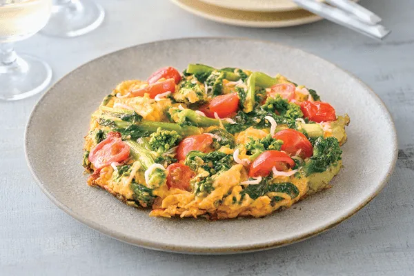 菜花としらす、トマトのオープンオムレツ