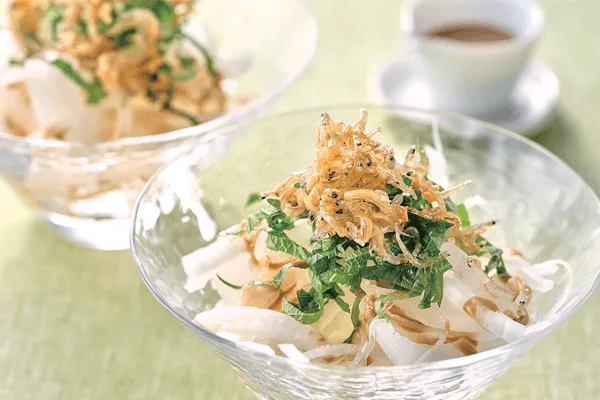 スライス玉ねぎとじゃこのマヨポンサラダ